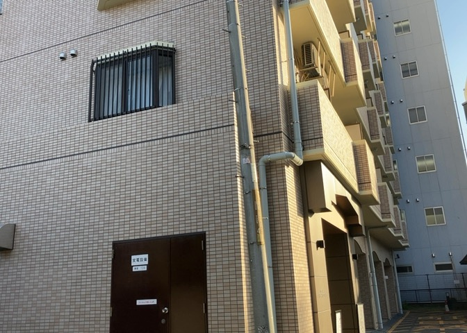 道幅が広い場所は日当たりや風通が良好です。幅が広いのですれ違いも可能ですし大きな車でも駐車可能！一方で、大型車が通ることも多くなるため交通量の増加により騒音に繋がります。また土地の値段が高くなります。