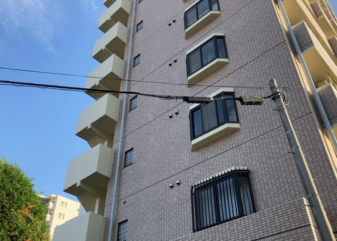 ＲＣ造、Reinforced　Concreteは直訳すると補強されたコンクリートです。主に柱や梁・床・壁が鉄筋とコンクリートで構成おり、鉄筋を組んだ型枠にコンクリートを流し込んで固めたものを指します。