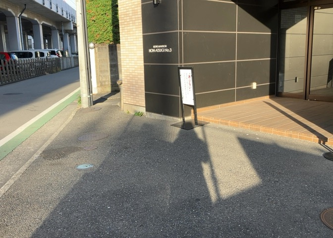 共有部分は、住民なら誰もが使える設備のこと。例えば駐車場やエレベーター、インターネット設備、セキュリティ設備などがあります。他にも、マンションの廊下・外部階段やエントランス・ゴミ置き場などがあります。