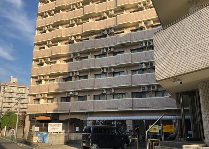 外観はマンション管理がされているかの目安になります。築年数が古いと、壁面は劣化してひび割れが生じることも！建物が古びていても細かいところが修繕されていると、きちんと管理されているなぁと感じるでしょう。