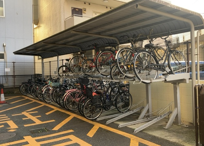 車一台あたりに必要なスペースは、標準サイズの普通自動車で横幅2m50cm、長さ5mは必要になります。ただし、乗降のことも考慮して横幅3m30cm、長さ5m50cmほどは確保できるところを選びましょう。