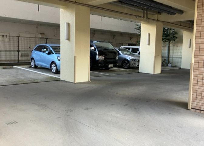 駐車場と明記されていても、最小スペースでつくられた駐車場だと大型車は駐車できなかったり、出入りしにくくなったりする可能性があります。お車のサイズと購入したい物件の駐車場のサイズを現地で確認しましょう。