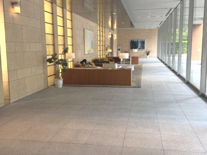 広々としたエントランスには、コンシェルジュカウンターもありいつどんな時もお問合せ頂けます。
