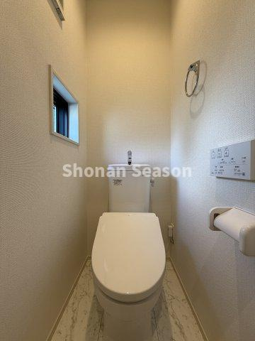 各階にトイレがあり、朝の混み合う時間帯にも役立ちます！