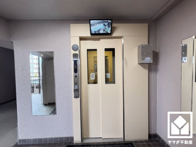 スムーズな移動を叶えるエレベーターが1基ございます。忙しい朝も快適に、ストレスフリーな暮らしをサポート。防犯カメラが設置されておりセキュリティにも配慮されています。