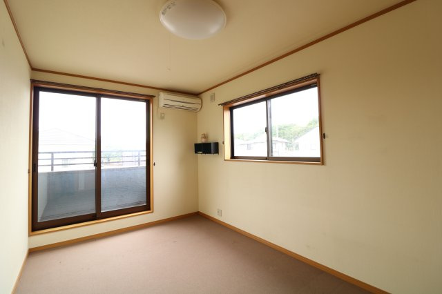 2階西側洋室！二面採光で明るい部屋です！エアコン付き！