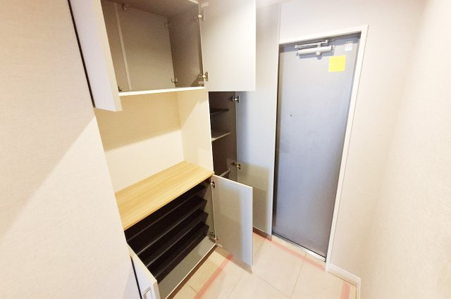 玄関：新調した下駄箱には靴をすっきりと収納できます。