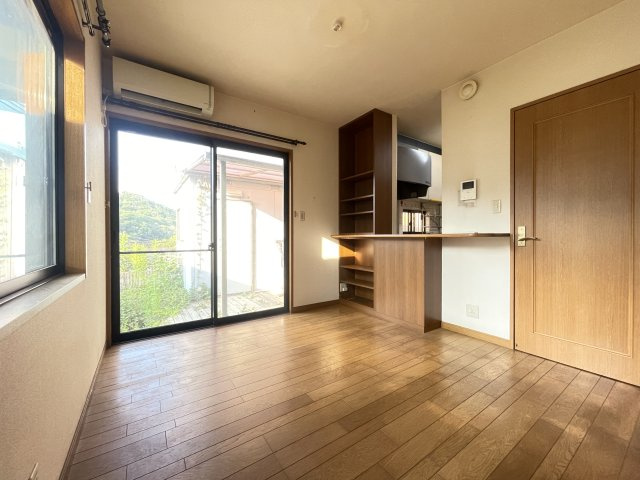 建物の周りを遮る物が少なく、室内にやわらかな光がたっぷり差し込みます。
