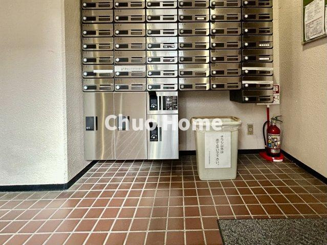 【宅配ボックス】在宅時・不在時に関わらず、居住者の代わりに非対面で宅配物を受け取ってくれる便利な設備です。わかりやすくご説明致しますので見学時にはお部屋だけではなく共用部分もぜひチェックしてください。
