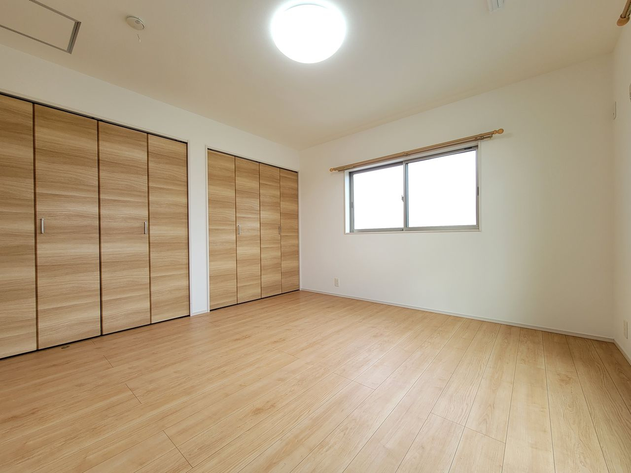 2階洋室8帖　二か所のクローゼット