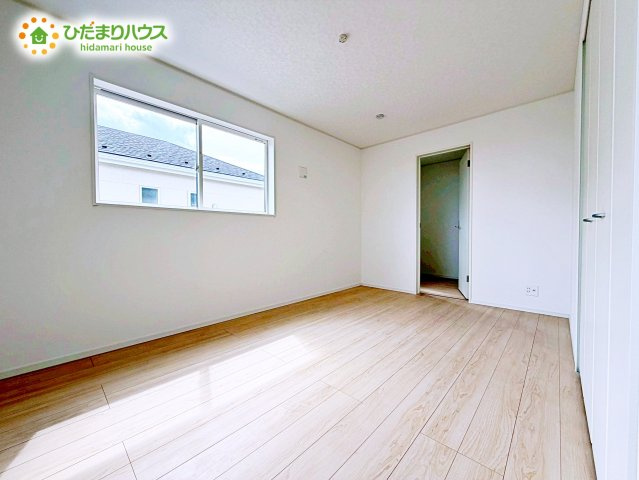 主寝室は広々していて安らげる空間に。大きな窓から光が差し込み、朝の目覚めも良さそう♪