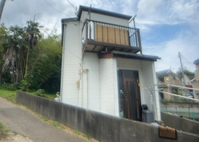 バルコニーは、室外の専用スペースのうち、「屋根がなく開放された空間」であるものを指します。ベランダより広いタイプのものが多く、日当たりもよいため家庭菜園などを楽しみたい人にとって適した環境となります。