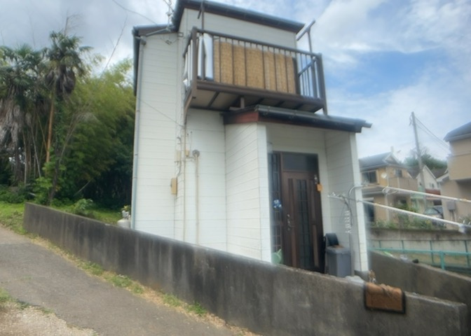 玄関は家の顔でもあり、家族以外の目にも止まる場所です。玄関は外との間を仕切る扉、靴などをしまっておく収納スペース、靴脱ぎのたたきスペース、来客とのやり取りをするドアホンなど複数のアイテムからなります。