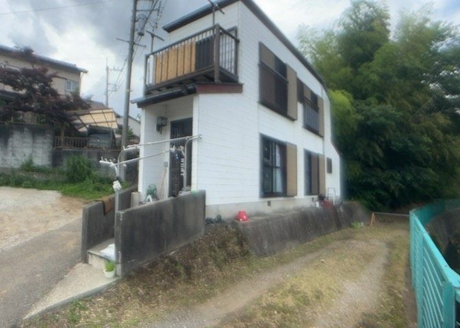 木造住宅とは土台、壁、柱など建築物の強度を支える構造体の材に木が使用されている構造を指します。構造体は建物の自重を支えるだけではなく風圧や水圧、積裁荷重などあらゆる衝撃に耐えるための基礎です。