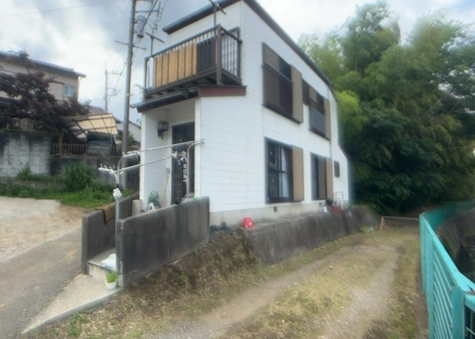 建物の基礎工事の方法は、主流となっているベタ基礎（防湿基礎）と布基礎の2種類に分類され、床下の通気性や耐久性などに違いがあります。建物の基礎部分の構造や付帯設備など詳細については現地でご確認ください。