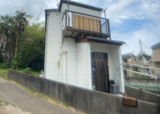 玄関ポーチにおいて最も重視すべきと言っても良いのが広さです。適切な広さの玄関ポーチでないと外見的なバランスは崩れてしまいますし、何より使いにくくなってしまいますので、現地で実際に下見をしてみましょう！