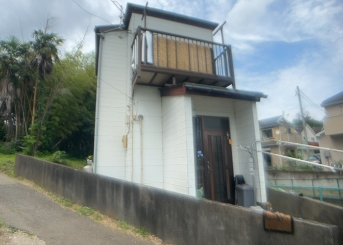 床下換気口は、床下に湿気がこもることを防ぎ、効果的に換気を行うために設置されています。床下換気口が設置されていない建物は、基礎パッキング工法などにより換気を行なっています。詳細は現地でご確認ください。