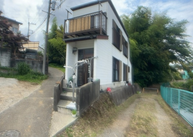 住宅用の土地では前面道路に2m以上接していなければならないと法律で定められています。しかし、お持ちの車のサイズやライフスタイルなどにより、2mでは利便が悪い場合もございますので、事前に確認しましょう。