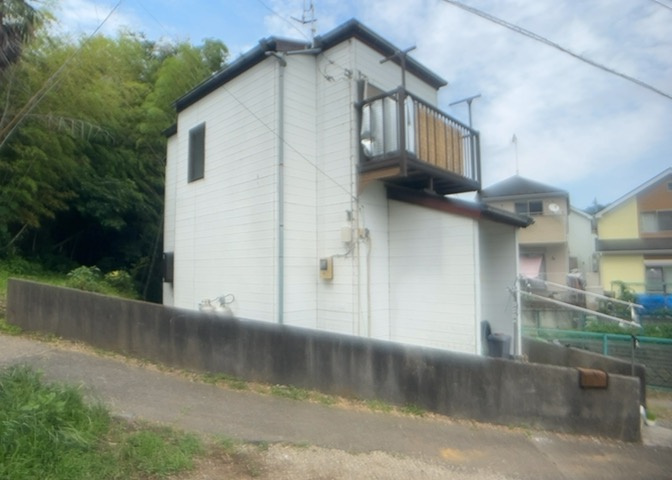 道幅が広い場所は日当たりや風通が良好です。幅が広いのですれ違いも可能ですし大きな車でも駐車可能！一方で、大型車が通ることも多くなるため交通量の増加により騒音に繋がります。また土地の値段が高くなります。