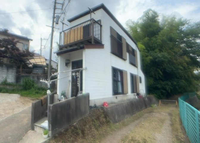 駐車場と明記されていても、最小スペースでつくられた駐車場だと大型車は駐車できなかったり、出入りしにくくなったりする可能性があります。お車のサイズと購入したい物件の駐車場のサイズを現地で確認しましょう。