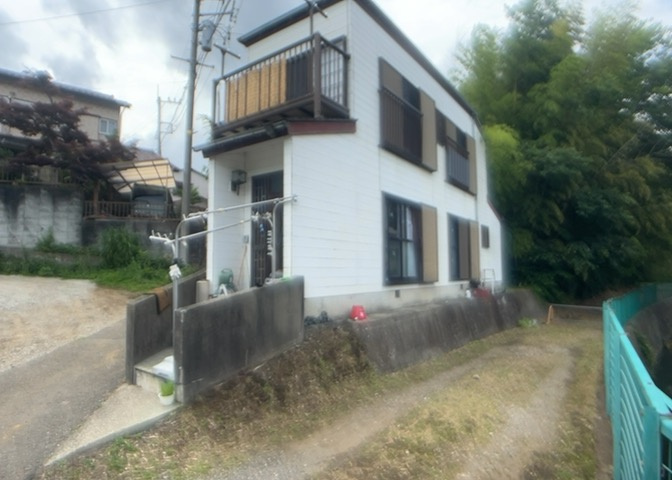 庭があることでガーデニングや家庭菜園はもちろん、こどもの遊び場やペットを放して遊ぶことができます。また、家の周囲に余裕があるということです。隣地との間があれば、十分な日当たりと、風通しが確保できます。