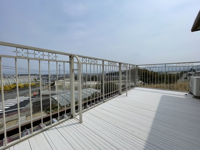 朝の澄んだ空気や、夕方に吹く清々しい風を感じられるバルコニー。
