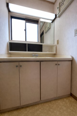 清潔感ある洗面台は、身だしなみチェックや肌のお手入れに最適です。
