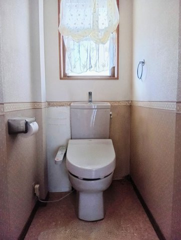 窓付き、コンパクトにまとまり、使い勝手のよいトイレです。