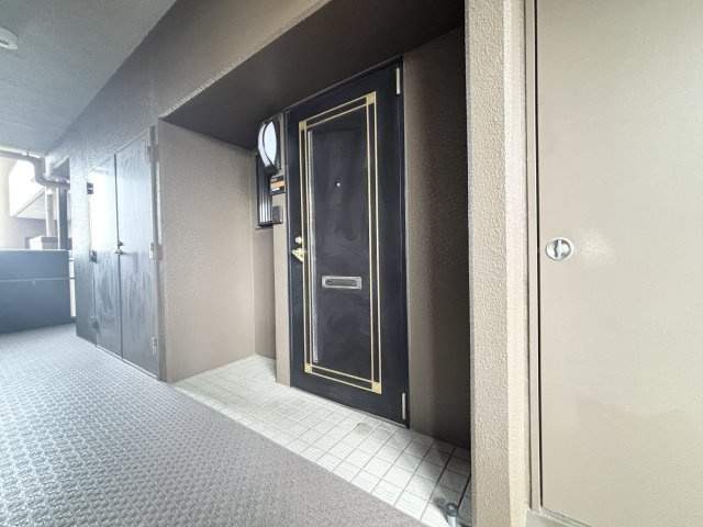 ◆玄関横に大容量の専用トランクルームあり♪