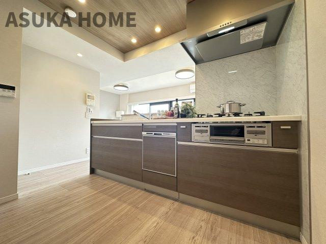 LDKが見渡せるカウンターキッチン、お料理をしながら家族との団欒の時間も過ごせるキッチンです。