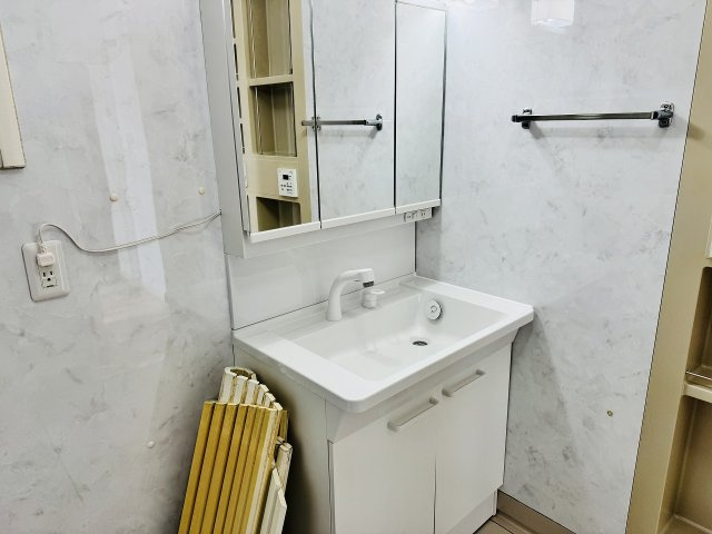～3面鏡付きの独立洗面台　細々している物をスッキリ収納出来ます～