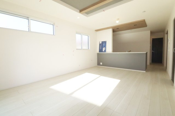 【郡山市安積荒井２丁目　　　１号棟　　　安積第１小学校、安積中学区の居間】