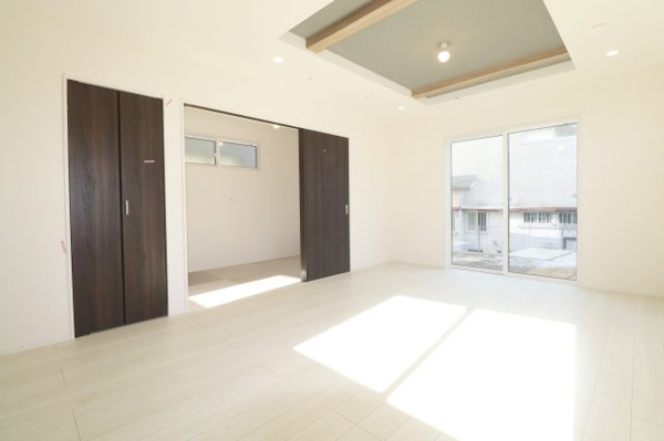 【郡山市安積荒井２丁目　　　１号棟　　　安積第１小学校、安積中学区の居間】