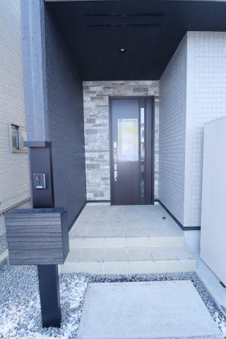 【郡山市安積荒井２丁目　　　１号棟　　　安積第１小学校、安積中学区の玄関】