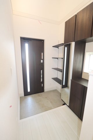 【郡山市安積荒井２丁目　　　１号棟　　　安積第１小学校、安積中学区の玄関】