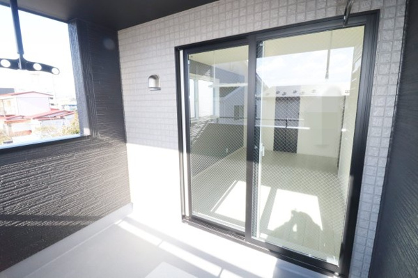 【郡山市安積荒井２丁目　　　１号棟　　　安積第１小学校、安積中学区のバルコニー】