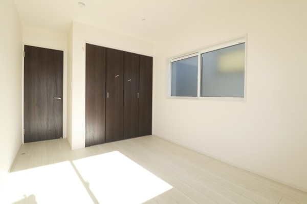 【郡山市安積荒井２丁目　　　１号棟　　　安積第１小学校、安積中学区の洋室】