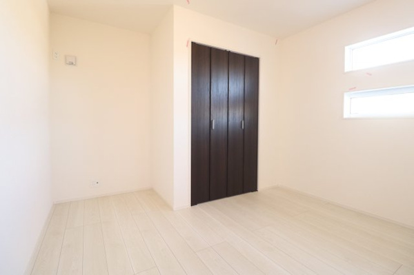 【郡山市安積荒井２丁目　　　１号棟　　　安積第１小学校、安積中学区の洋室】