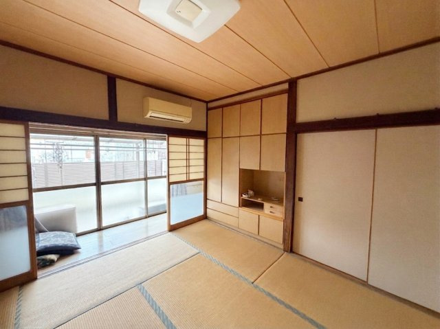 ゆったりとした広縁を備えた、日当たり良好な和室。キッチンへ直接出入りできる便利な動線で、壁一面に大容量の造り付け収納も備わっています。