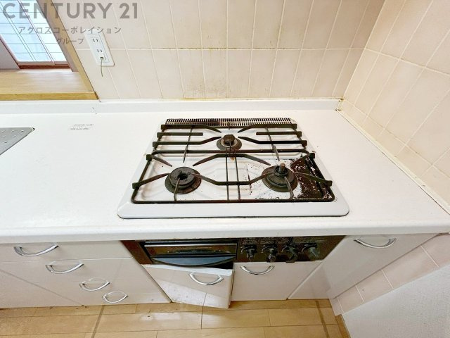 多数の調理器具を同時に使用でき、料理の効率化が可能。省エネで節約になり、様々な料理スタイルに適応できます。また、火力調整が独立しており、手入れや掃除もしやすく、今よりもっとお料理が楽しくなるかも。　