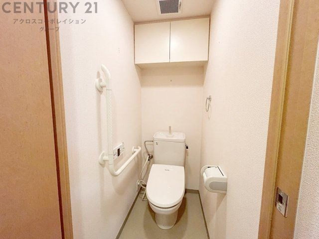 温水洗浄便座付トイレは温水洗浄機能により、暖かい水でおしりを洗浄することができ、冷たい水を使う従来の便座に比べ、温水洗浄機能で暖かいトイレを提供し、快適な使用を可能にします。　