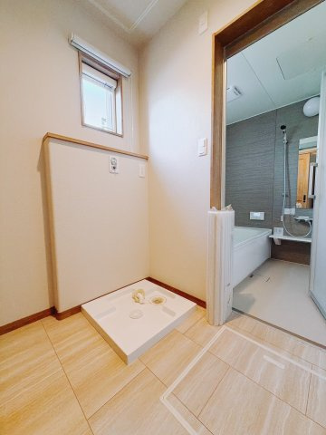 ■脱衣所｜脱衣所が独立しているので、着替え中に洗面台を使用したい時でも安心。家族間でもプライベート空間は大切ですよね♪