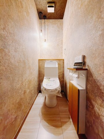 ■トイレ｜1階と2階にトイレがございます♪オシャレなクロスは落ち着いた空間を演出し、ついつい長居してしまいます。