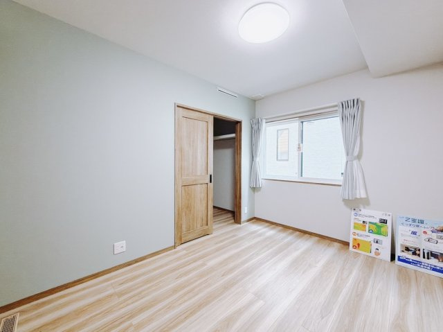 ■1階洋室｜お洒落なアクセントカラーが入っているので、シックな雰囲気になっております。落ち着いた雰囲気で夜はよく眠れそうですね