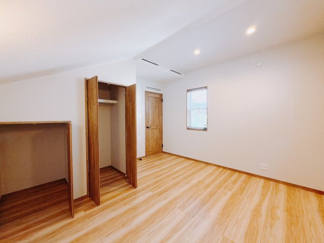 ■2階洋室｜ナチュラルカラーの床です。模様替えなどとても楽しく工夫できます♪陽当たり、風通しもとても良いので毎日快適な生活スタートです！子供部屋にも良いですね♪