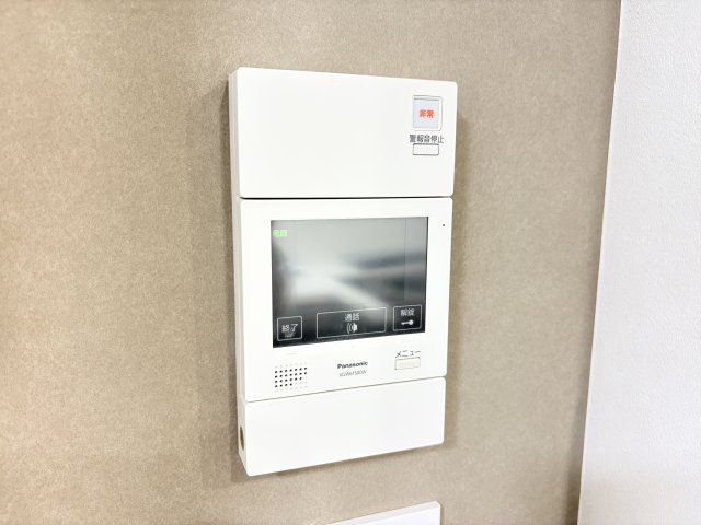 来訪者を確認できる。安心のモニター付きインターホン
