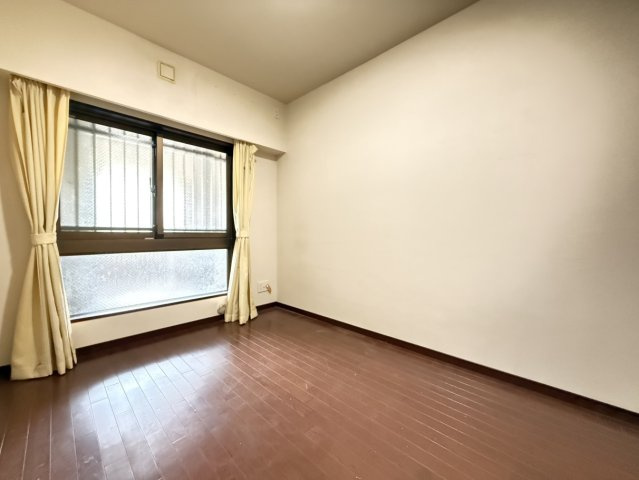北東側約5帖の洋室。　窓が共用廊下と接しておりますが、角部屋の為アルコープ部分への開口となっておりプライバシーが守られております。