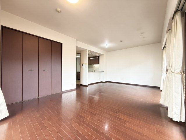 約19.9帖のLDK　南東、南西の角部屋となっており採光がございます。