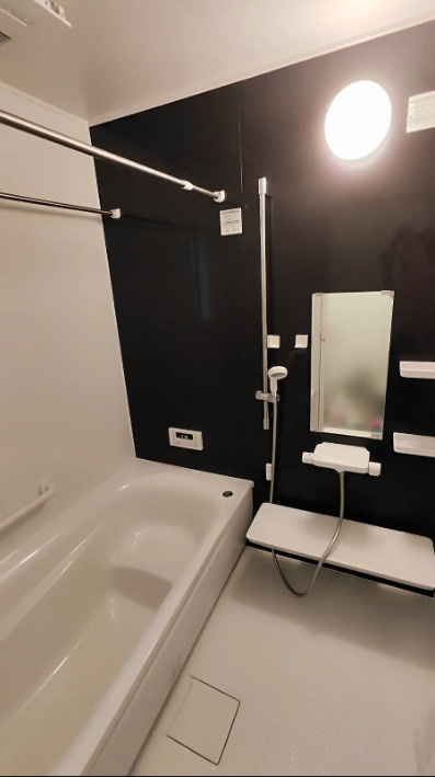 入浴時の快適さも大事なことですが、綺麗な状態を維持できなければ気持ちよく入浴できません。毎日の掃除が楽という点は大事なポイントになります！カビが生えにくく掃除がしやすい、壁や浴槽を選ぶといいでしょう。