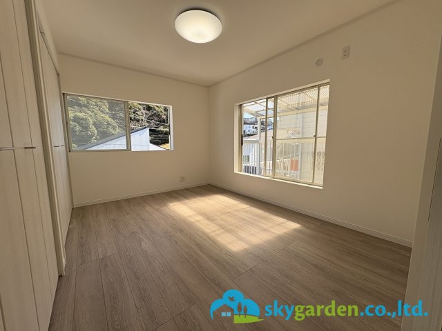 広くて明るい寝室